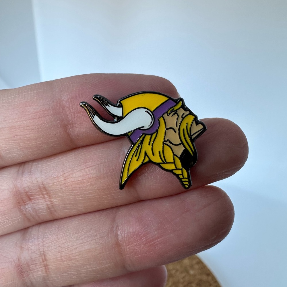 MIN Vikings Classic Enamel Lapel Hat Pin Brooch - Picture 2 of 5